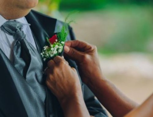 ¿Por qué los novios llevan boutonnieres?  El secreto detrás de la tradición.