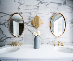 Baño paredes de mármol espejo curvo