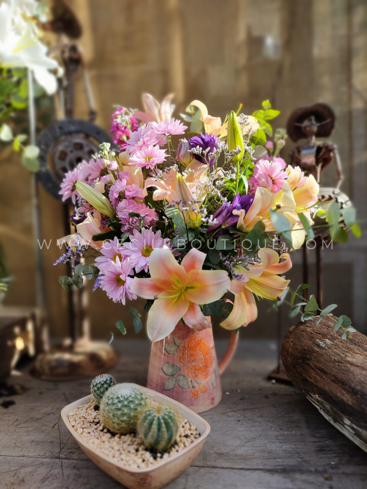 ramo de flores acompañado con jardín mediano
